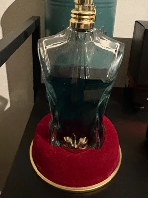 Stilren herrparfym i unik flaska - Snygg och ikonisk parfymflaska formad som en manlig torso. Perfekt för dig som vill sticka ut med din doftsamling. Passar dig som gillar trendiga och klassiska accessoarer.flaskan rymmer 125 ml är ca 90 ml kvar.