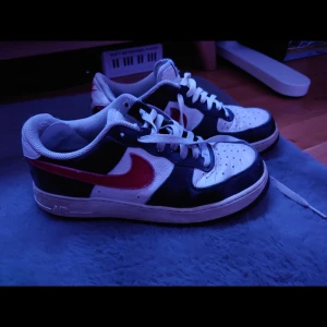 Nike Air Force 1 svart/vit/röd - Skor av Nike by you, airforces. Säljer de billigt efter som de är lite slitna. 