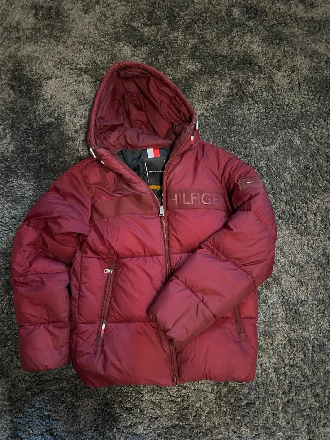 Vinröd pufferjacka från Tommy Hilfiger