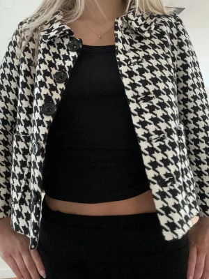 Svartvit rutig kavaj - Supersnygg svartvit kappa som inte kommer till användning tyvärr💖💖