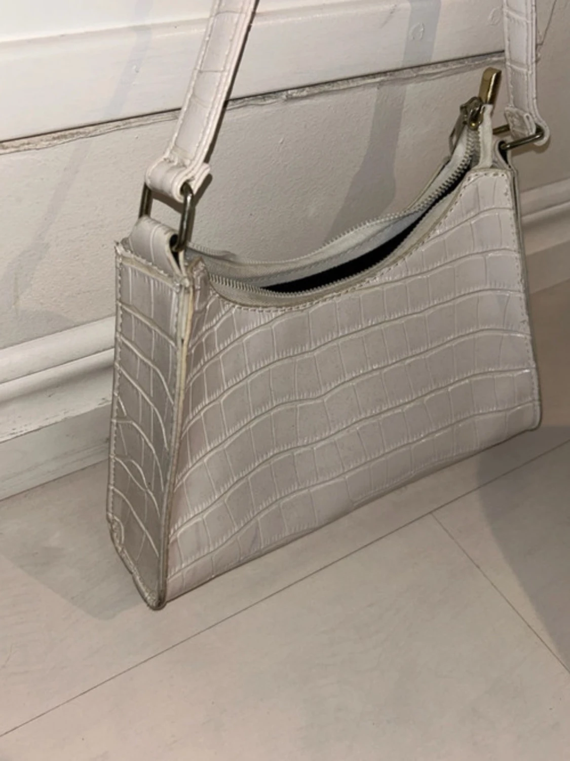 Vit axelväska i croco-mönster - 2