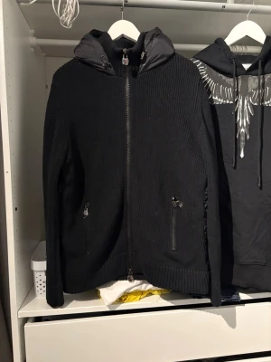 Moncler Cardigan - Sällsynt moncler cardigan/pufferjacka. Hör av er vid minsta fundering, pris kan diskuteras vid snabb affär