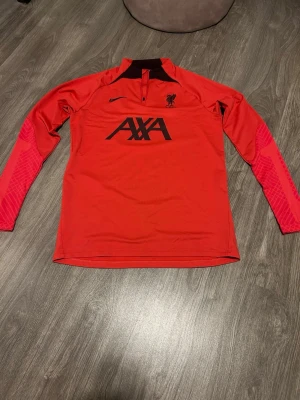 Liverpool Nike träningsjacka röd M - Säljer en röd Liverpool FC träningsjacka från Nike