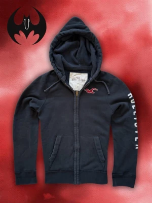 Mörkblå Hollister hoodie jacka  - Mörkblå Hollister hoodie med dragkedja och logo på bröstet | Mycket bra skick | Size M | Längd: 68cm Axelbredd: 44cm Armlängd: 70cm | Modell 162cm, 60kg