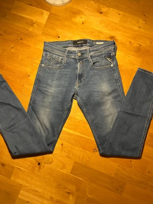 Replay anbass jeans. 🔥🔥 - Säljer ett par tvärfeta Replay jeans. 🔥🔥 💯Model anbass, storlek W29 L32. Jenasen sitter perfekt, utan att bli för tajta. 👌Tveka inte att höra va dig on du har några funderingar om jeans 👖📲