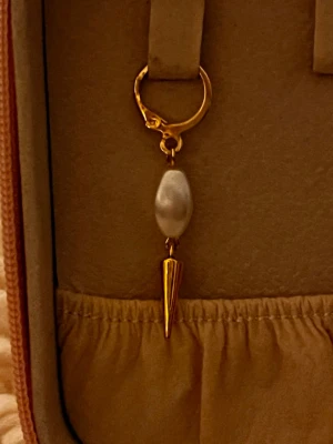 Örhänge - Egen gjord.  Rostfritt stål. Endast ett örhänge