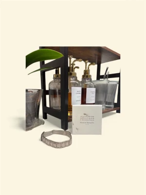 Maison Margiela silverfärgad armband - Säljer en unik och stilren Armband från Maison Margiela i silverfärgad metall med länkdesign. Armbandet har en modern och edgy look med märkets ikoniska siffror ingraverade på en platta framtill. Perfekt för dig som vill sticka ut med en cool detalj.