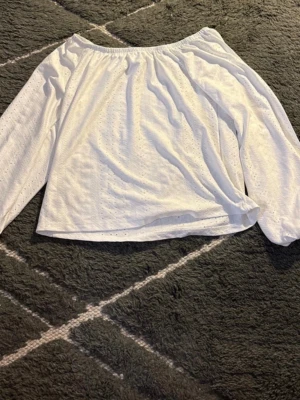 Vit offshoulder blus från JDY - Fin vit off-shoulder blus! Märket är JDY