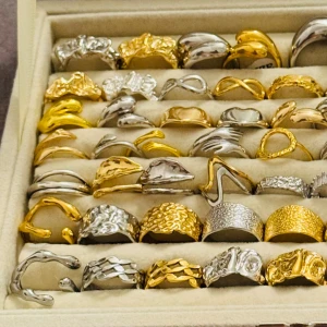 Alla som köper minst 2 ringar får en extra ring på köpet  - De är även justerbara vilket innebär att de passar alla! Skötselråd och putsduk medföljer! Skriv för specifika bilder och pris då vissa är billigare än andra! Kontakta vid intresse av köp! 💓