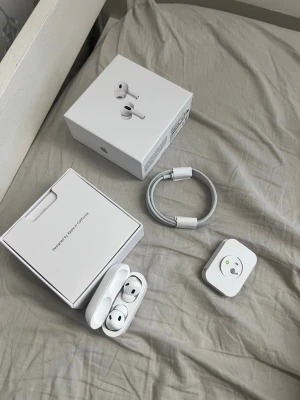 AirPods Pro 2 med AppleCare till 2026 – komplett set - Säljer ett par original AirPods Pro (2:a generationen) i mycket gott skick.  AppleCare gäller till 2026 och överförs automatiskt till dig vid köp.  Ingår: 	•	Komplett förpackning 	•	USB-C-kabel 	•	Extra öronpluggar  Serienumret matchar både förpackningen, fodralets insida, AirPods-enheterna och iPhone-inställningarna.  Produkten kommer från ett rök- och djurfritt hem. Skickas inom någon timme efter köp. Priset kan självklart diskuteras. 