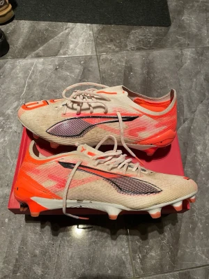 Puma Ultra Pro fotbollsskor orange/vit - Säljer ett par Puma Ultra Pro fotbollsskor pga för stora för mig,Köpta vid september och används fåtal gånger så dem e i jättebra skick