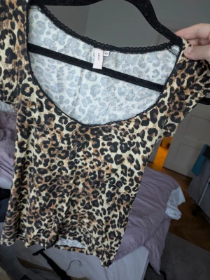 Leopardmönstrad topp från Nelly XS - Väldigt fint skick 
