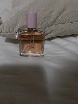 Yara parfym  - Modern parfym från Yara. Ungefär 80% av flaskan fylld.