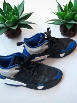 Jordan sneakers - Säljer ett par Nike Jordan sneakers i svart, blått och vitt med coola detaljer och nummer 23 på sidan. Skorna har snörning, rund tå och är tillverkade i syntet och textil. Perfekta för dig som gillar sportig stil och vill sticka ut. Skick enligt bilderna 