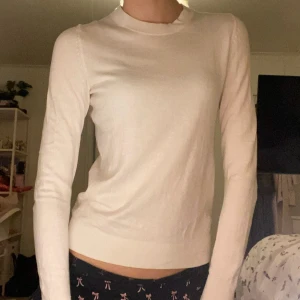 Snygg skön stickad tröja  - Säljer en enkel och stilren vit stickad tröja från Lager157 med rund hals och långa ärmar😻Tröjan har ribbade muddar vid hals, ärmslut och nederkant. Perfekt för lager-på-lager och passar till allt! Supermjuk och skön att ha på sig, perfekt som bas när man vill vara varm🤍Använd flera gånger, inga direkt synliga defekter men i använt skick❤️