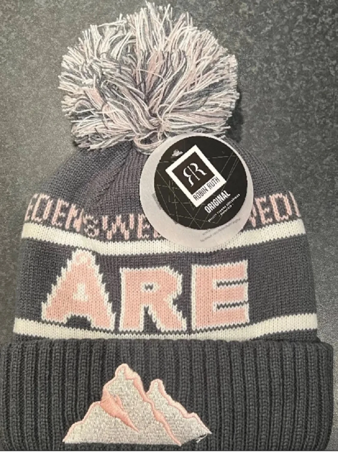 Mörkgrå stickad Åre-mössa