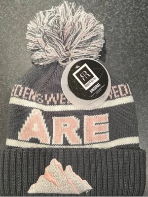 Mörkgrå stickad Åre-mössa - Mörkgrå Åre mössa från Åre, den riktiga utan one wear loggan😊❤️