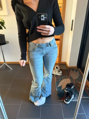 Bootcut ljusblå jeans  - Ljusblå bootcut jeans, från lager 157 i storlek S short. Är själv 167 cm, dem passar perfekt i längden. Använda nån gång, men verkligen som nya. Har inga tecken på användning. Priset kan diskuteras, nypris 400 kr. 💞