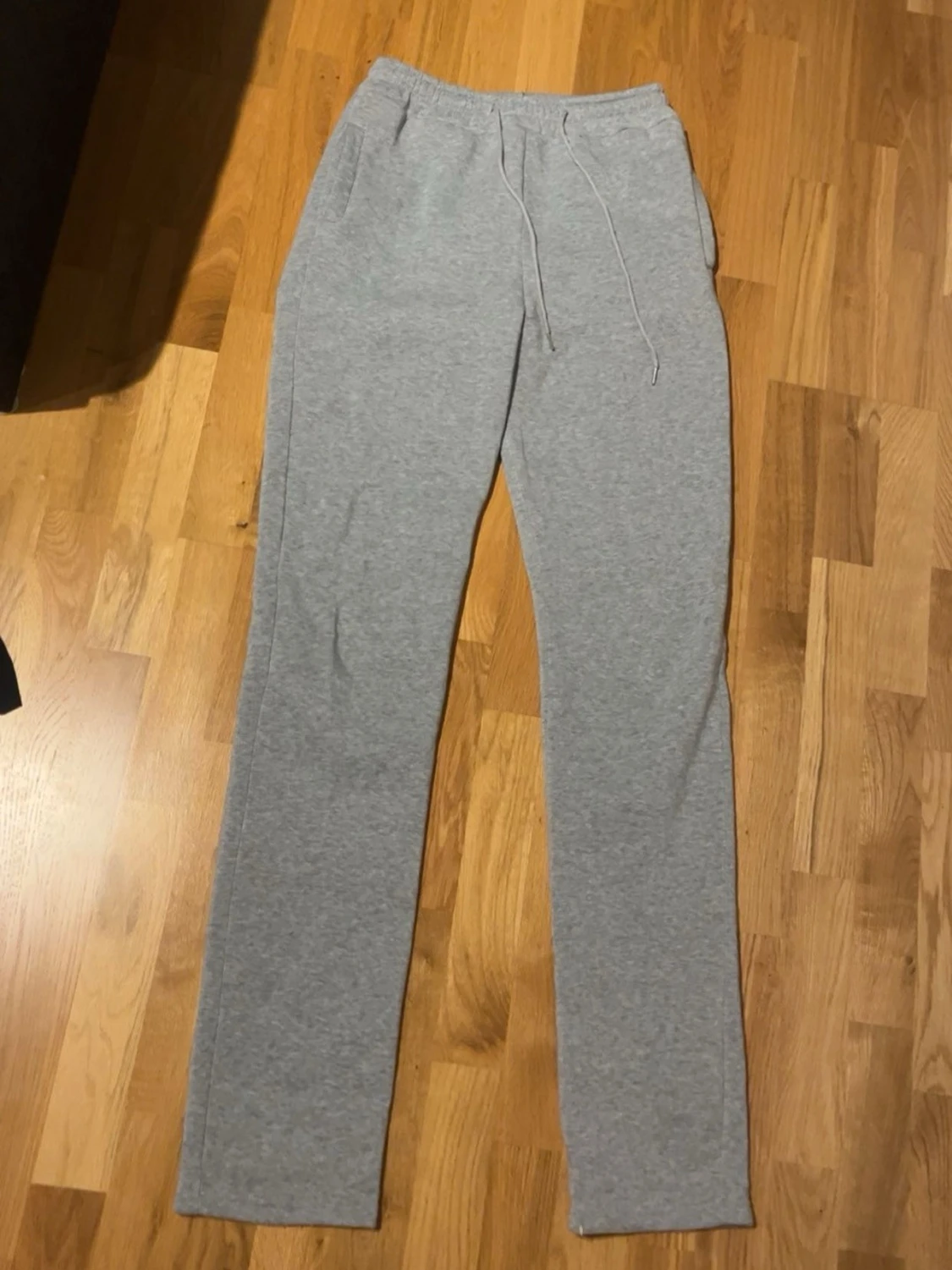 Grå mjukisbyxor med snörning - 3