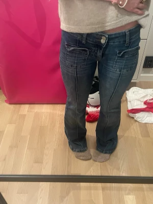 Mörkblå jeans från Nelly - Säljer de här jättefina jeansen från Nelly då de inte kommer till användning. 💞Använda några få gånger bara oh köpta för typ två år sedan