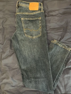 Mörkblå skum fit jeans från Jack & Jones - Säljer dessa slim fit jeans från Jack & Jones. Storlek W32/L34. Helt nya och bra pris.