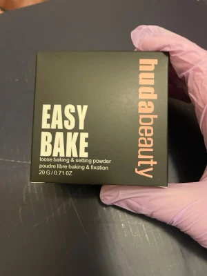 Huda beauty loose baking& setting powder  - Huda beauty- powder, helt nytt och oanvänt. Färg:Pound cake