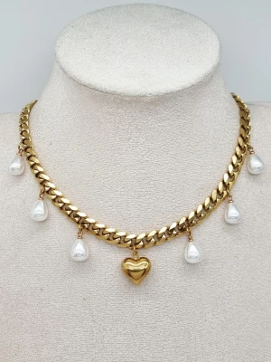 Stilfullt halsband med hjärta  - Material-rostfritt stål.  Kedjetjocklek-7mm 