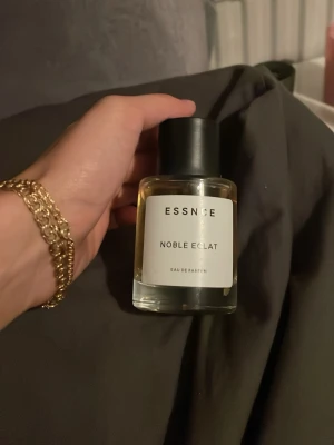 ESSNCE Noble Eclat  - Modern och stilren unisex parfymfrån ESSNCE med namnet Noble Eclat. Perfekt för dig som vill ha en unik och trendig parfym i din samling. Helt full, fåtal sprut som används! 