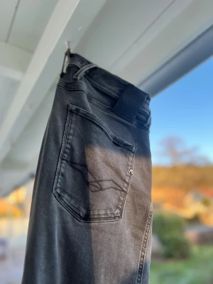 Replay Anbass hyperflex - Tja, säljer dessa feta Replay anbass med hyperflex tyg‼️😉Storlek: 31/30. En liten defekt över vänstra bakfickan, inget som påverkar användning. Slå till🙌🙌🙌