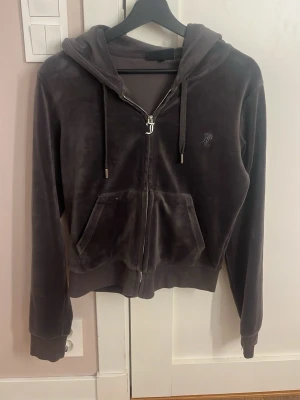 Juicy tröja  - Fin zipup huvtröja från Juicy, bra skick endast använd fåtal gånger🌟