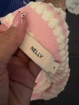 maxi kjol - Nelly - oanvänd och en gullig sommar kjol som passar för varma sommardagar, säljer denna för den ej passa (jag e 1,48 så rekommenderar att va 158-160+ för att kjolen ska passa)🩷🤍