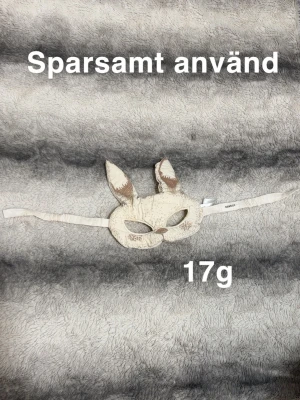 Newbie mask - Sparsamt lekt med. Har kardborre på slutet av bandet för att sätta ihop