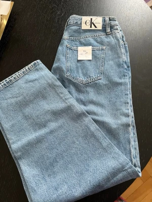 Blåa Calvin Klein Jeans - Säljer helt nya ”Calvin Klein 90s straight” jeans. Nypris 1400kr.  Storlekarna som finns är: W27 W28 W29