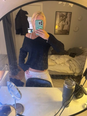 Blå offshoulder tröja  - Mörkblå stickad offshoulder tröja från Vila. Storlek xs. Säljer då den inte kommer till användning.