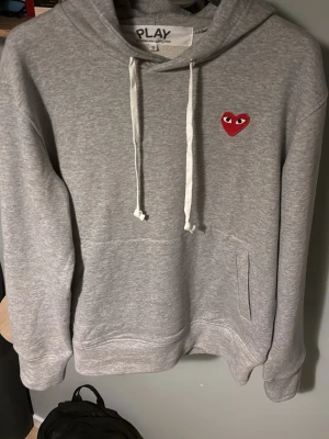 Cdg hoodie  - En riktigt fin och fräsch comme des garcons hoodie. Den har inga defekter eller hål, den är aldrig använd. Om du har några frågor eller funderingar är det bara att höra av sig. MVH Adar