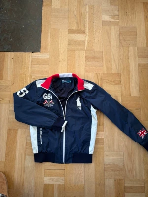  Polo Ralph Lauren vindjacka - Snygg marinblå vindjacka från Polo Ralph Lauren✌️ Union Jack-flagga på ärmen och dragkedja framtill. Storlek M men passar mer som S✅hör av dig vid mått och frågor✅