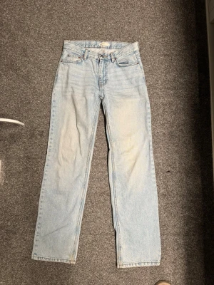 Jeans från Gina Tricot! - Ljusblåa jeans i en slutsåld modell från Gina, mycket bra skick och låg/medel midja.