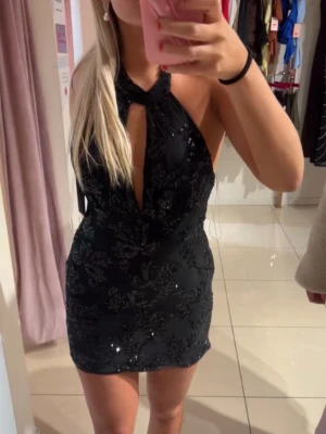 Svart klänning  - Supersnygg fest klänning, endast använd en gång så i helt nytt skick. Storleken är one size men passar en S/M, köpt i en butik i London nypris 1199 kr🎀