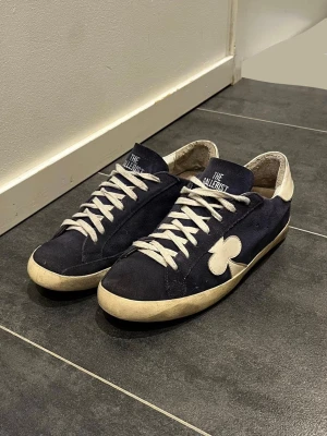 The Gallerist mörkblå skor - Tjena, säljer dessa tvärfeta skor från The Gallerist i storlek 44. Skorna passar perfekt till allt och kostar mycket mer nypris. Dock är de ganska använda. Tidigare hade de lite problem där bak vid hälen, som jag fixade med silikon fyllning och har funkat sen dess. Därav priset. Dessutom syns det knappt när man har på sig de för det är så långt ner. Skriv gärna vid intresse.