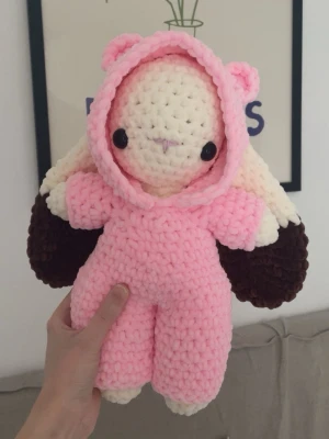 Bunny plushie - Super söt handgjord Bunny plushie🐰🤍Onesien ingår i priset samt går att ta av! 
