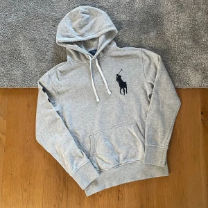 Grå Ralph lauren hoodie big pony - Hej! Säljer en Ralph lauren hoodie med stor häst i mycket bra skick. Den är i storleken S. Skriv vid minsta lilla fråga