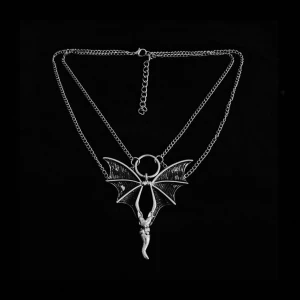 Halsband ⛓️ - Alternativt halsband med fladdermus och dubbla kedjor! 🖤⛓️🦇Lite av den svarta färgen har försvunnit från vissa ställen på vingarna men annars är det i fint skick ✨Kedjan är 20-27cm och hänget är 7x6cm 📏Köp nu 💌