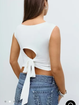 Vit topp från Gina  - Vit knyttopp från Gina 14 +. Endast använd en gång och inga tecken på användning. Original pris 259, säljer för 130 pris kan diskuteras 