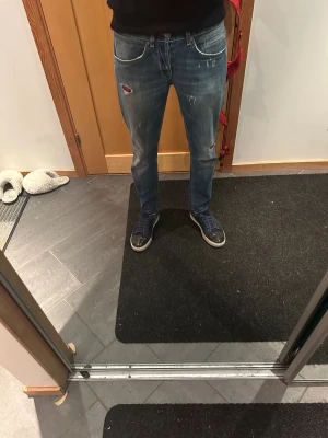 Dondup George Jeans  - Säljer nu dessa snygga Dondup George jeans med snygga slitningar i populär design, skriv för fler bilder/frågor🙌🏼 Modellen är 175 cm lång😉