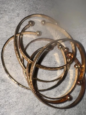 Guld armband - Flera gulliga guldarmband💕💕