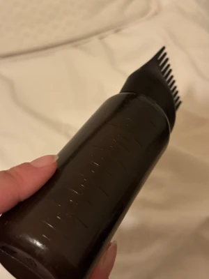 Comb-applicator bottle	•	Hair dye applicator bottle with comb tip - Comb-applicator bottle Hair dye applicator bottle with comb tip Applikatorflaska med kamtopp Hårfärgsapplikator med kam