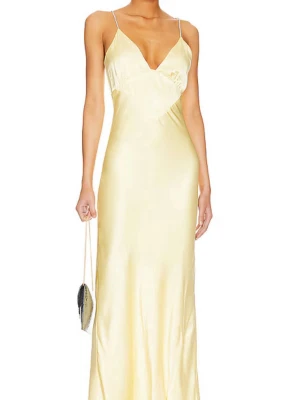 Ljusgul långklänning - Festklänning från revolve. Supersnygg ljusgul långklänning i satin med smala axelband. Klänningen har v-ringning fram och öppen rygg med v-skärning. Materialet är glansigt och faller mjukt längs kroppen för en elegant siluett.