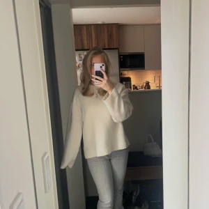 Vit stickad tröja  - Supermjuk och oversized vit stickad tröja från Gina. Tröjan är perfekt för allt mellan sommar o höst!❤️