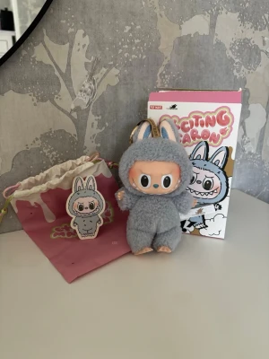 Äkta Labubu  - Äkta Labubu från Pop Marts egna hemsida. I Exciting Macaroon serien, Sea Salt Coconut, tyvärr inte den färgen jag ville ha. 