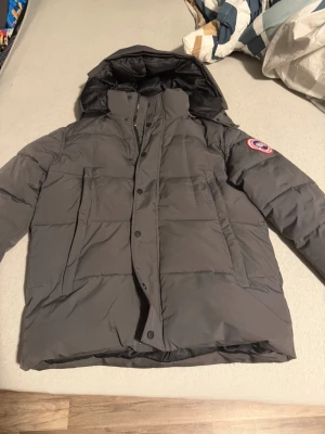 Canada goose - Varm jacka perfekt för vintern,en defekt är att den man hänger jacken med är sönder men man kan använda luvan eller syfast den.